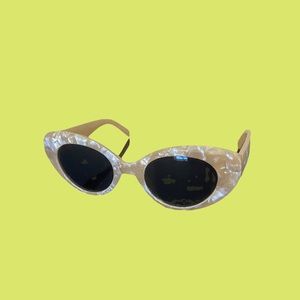 URBAN OUTFITTERS RETRO MOTHER OF PEARL STYLE CREAM CAT EYE SUNGLASSES